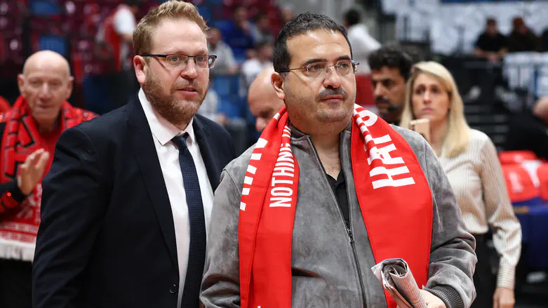 בעלי הפועל ת"א הותקף פיזית במשחק ביוון