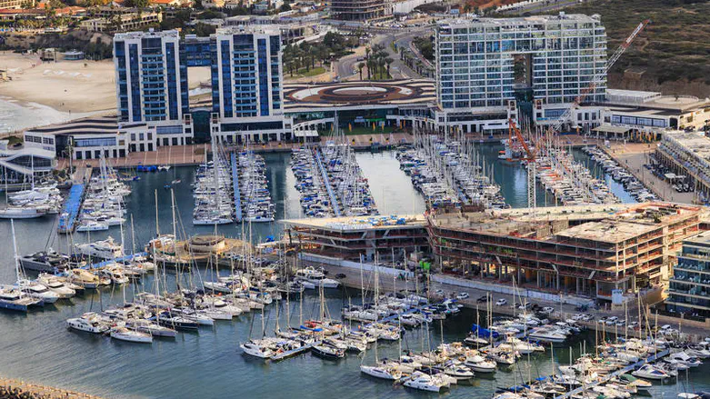 Masked individuals vandalize Herzliya ice cream shop
