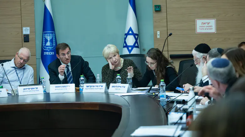 Who has the ability to defer yeshiva students' service?