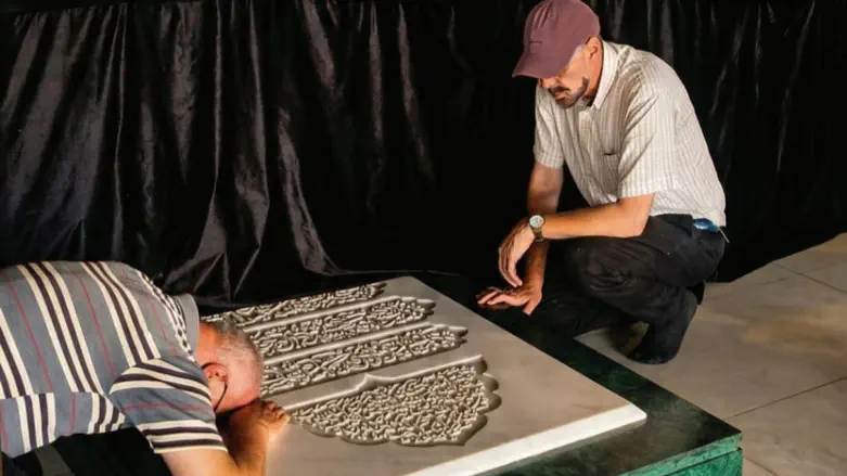 Журналист-хареди посетил могилу Хасана Насраллы