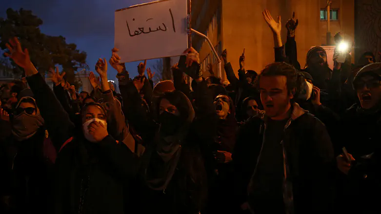 النظام في إيران قلق: الأزمة قد تفجر احتجاجات