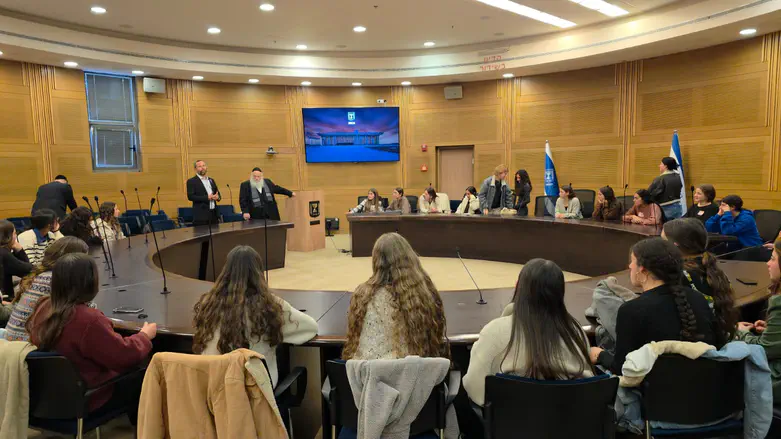 צילום: ערוץ 7 תלמידות אולפנה שאלו, ח"כ גולדקנופף הפתיע