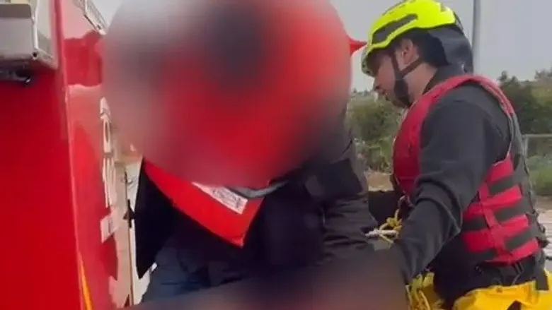 Drivers rescued from flood in northern Samaria