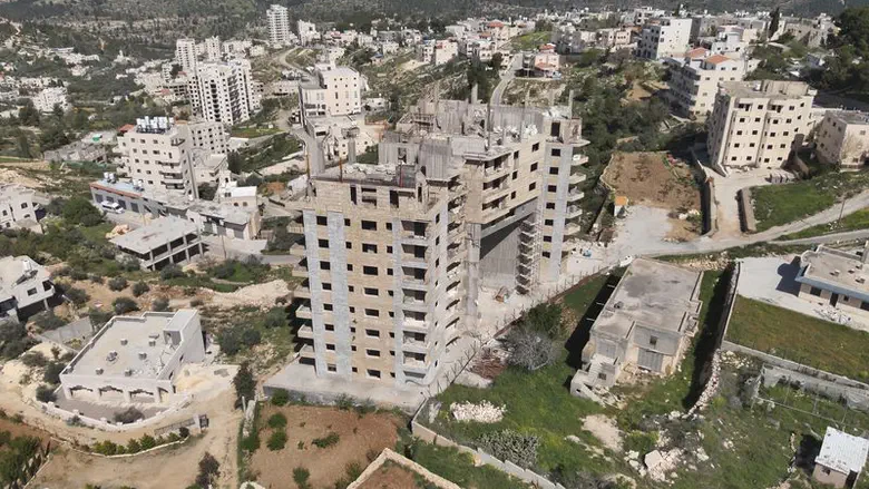 Court dismisses lawsuit against apartments near security fence