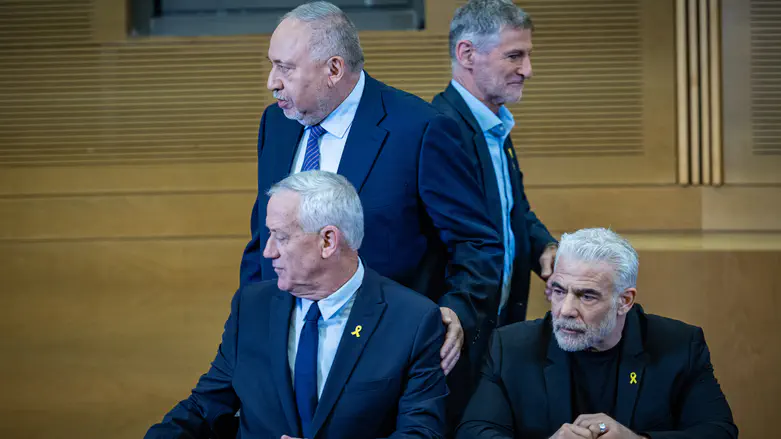 צילום: Yonatan Sindel/Flash90 גנץ מגיב לגולן: "אתה מתנה לנתניהו"