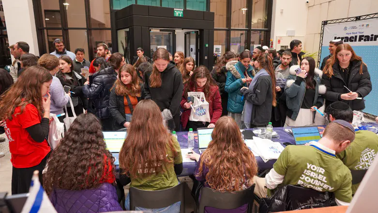 Largest Israel fair draws 600 students exploring aliyah