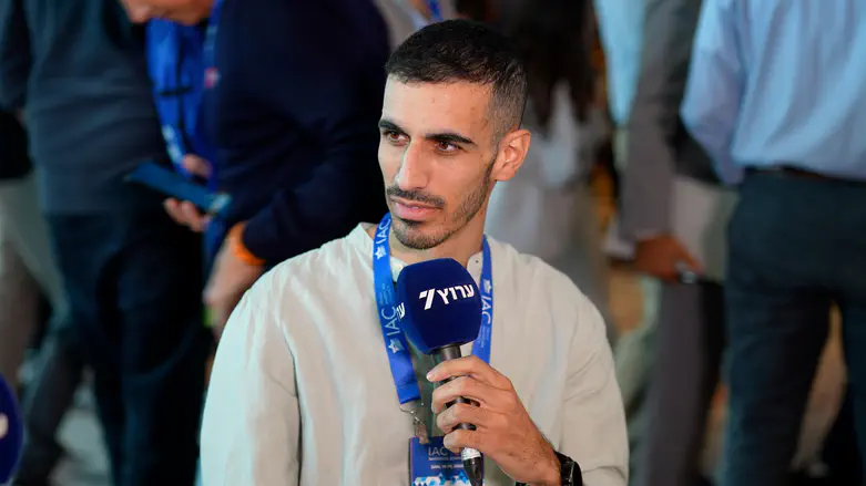 המחווה של תושב אבו דאבי לפצוע המלחמה