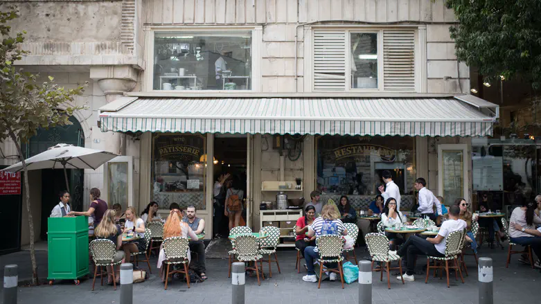 Chef attacked for tying ponytail near haredi man