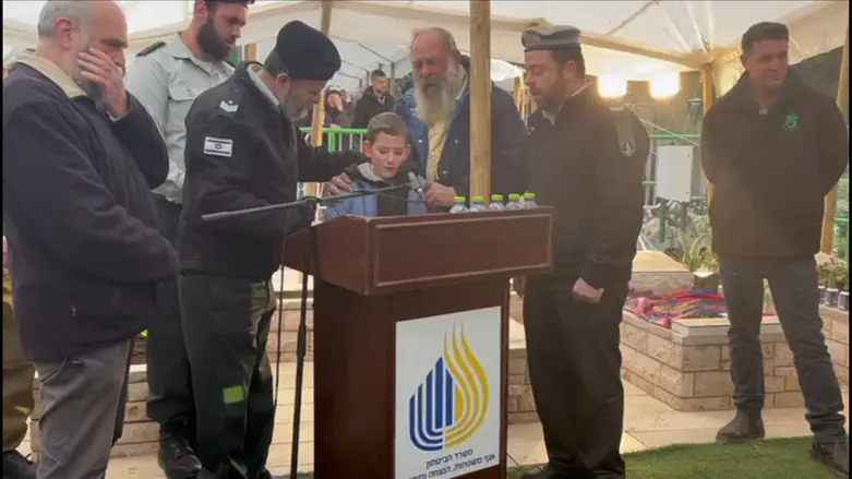 צילום: דותן גואטה ודוברות בנימין בנו של עשהאל בקדיש מצמרר ושירת אני מאמין