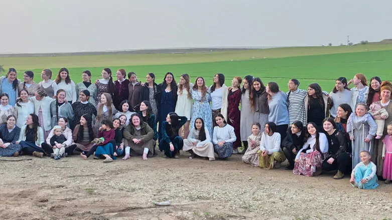 100 girls spend Shabbat near Gaza