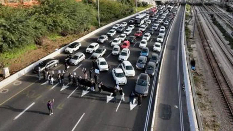Omdim B'Yachad Ayalon highway blocked in protest over crime in Arab sector
