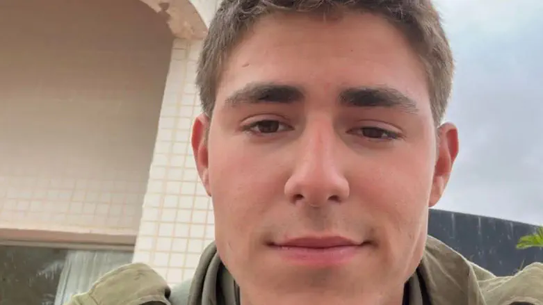 Hundreds welcome critically wounded soldier as he returns home