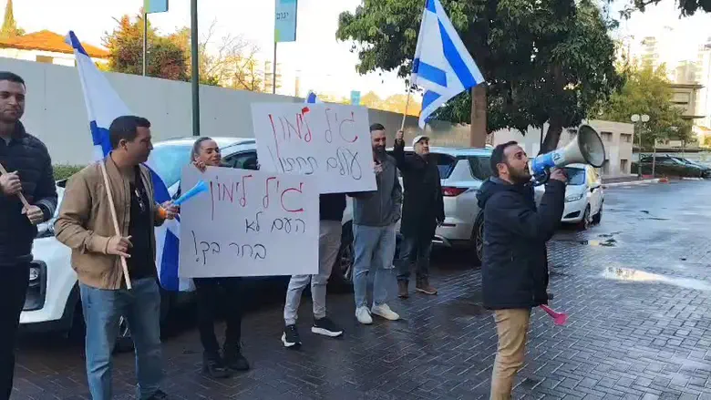 Im Tirtzu Watch: Vigil outside home of Deputy Attorney General