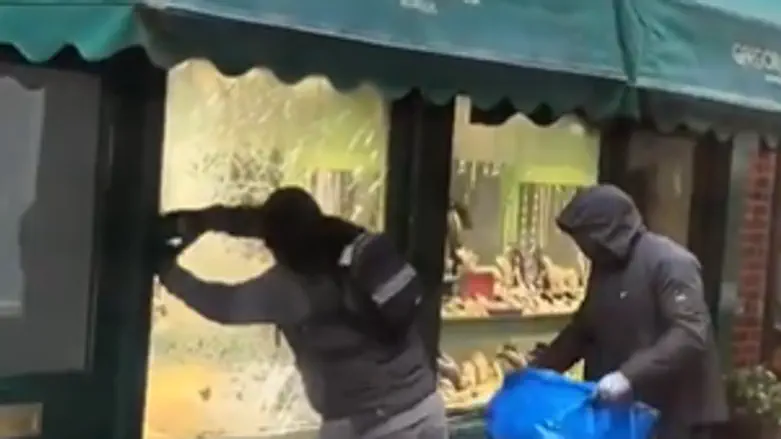 צפו: שוד לאור יום בלונדון