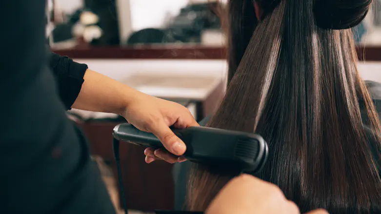 צילום: iStock Teenager hospitalized after hair straightening