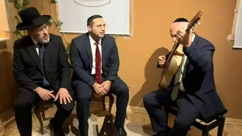 Minister, former Chief Rabbi and yeshiva head break out in song
