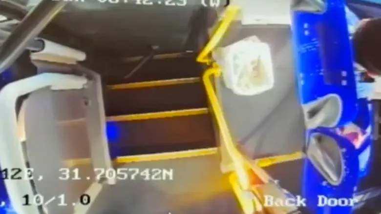 תיעוד: רגע שפיכת הדלק והניסיון להצית ילד בן 12 בתוך אוטובוס