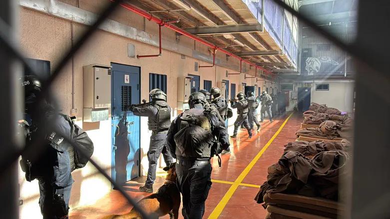 צילום: ערוץ 7 הצצה נדירה לבית הכלא של המחבלים