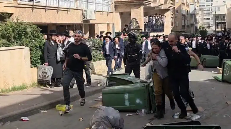 David Keshet Female soldiers attacked in Bnei Brak, rescued by police