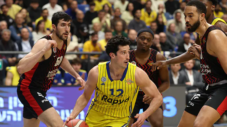 מכבי ניצחה בקלאסיקו והעפילה לגמר הגביע