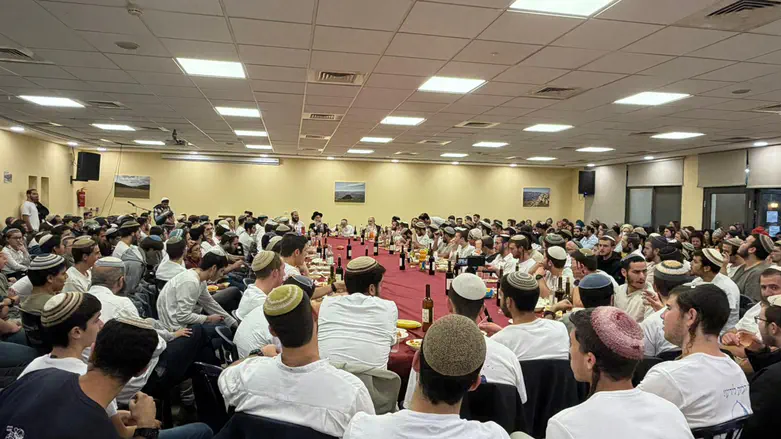 צילום: באדיבות המצלם חגיגת פורים בכניסה הנסתרת לקבר יוסף