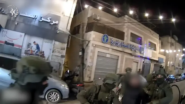 Helmet-cam footage Assault rifles seized suspect arrested near downtown Jerusalem
