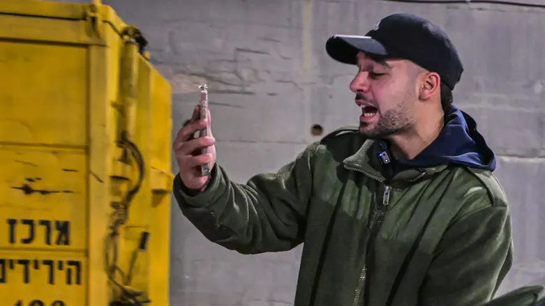 מרדכי דוד עוכב מחוץ לביתה של לוסי אהריש