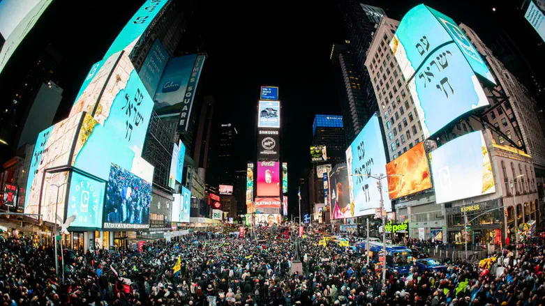 Teens take over Times Square with Jewish pride
