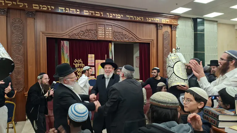 ספר תורה חדש הוכנס לישיבת עטרת מרדכי