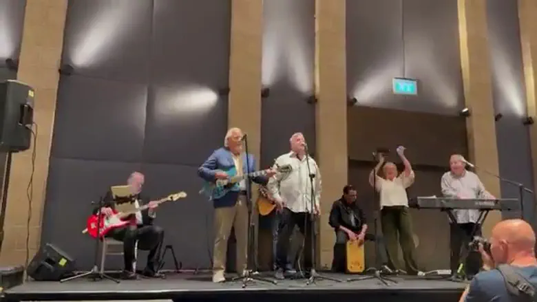 צפו: דיוויד פרידמן ומייק האקבי הקדישו שיר לטאקר קרלסון