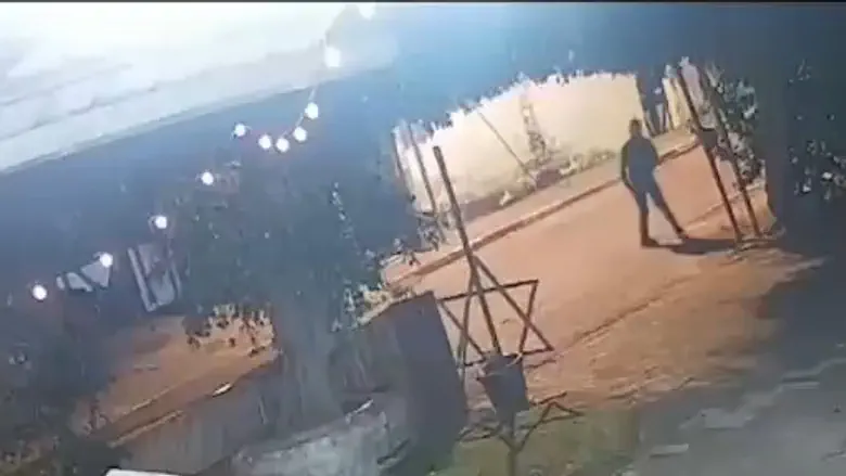 תיעוד: ערבים זרקו אבנים על בית יהודי ברמלה