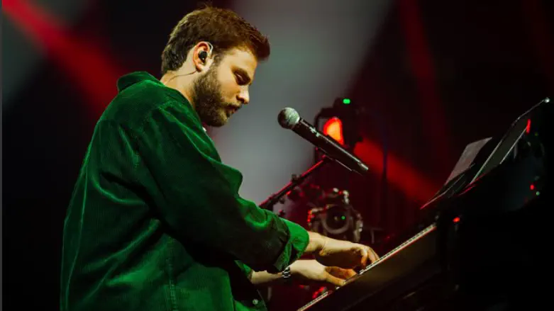 אלון אהל ריגש: "שיר ללא שם"