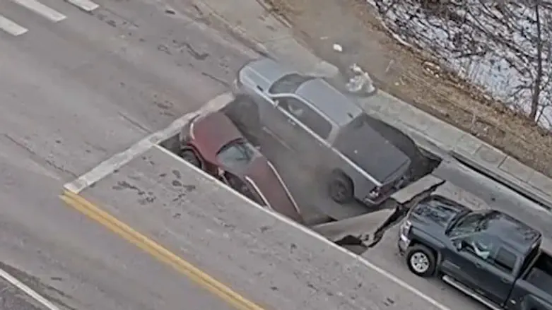 תיעוד מארה”ב: הכביש קרס בפתאומיות – כלי רכב צנחו לבולען