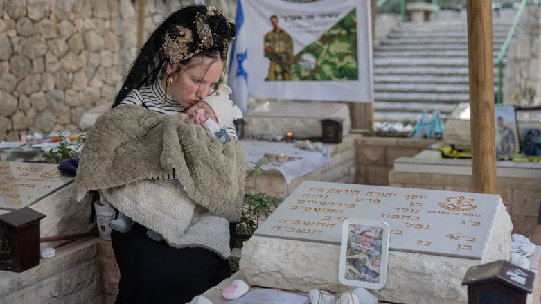 Emunah visits her fallen soldier husband’s grave