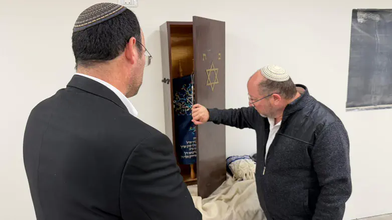 ספר תורה הוכנס לשכונת חושן