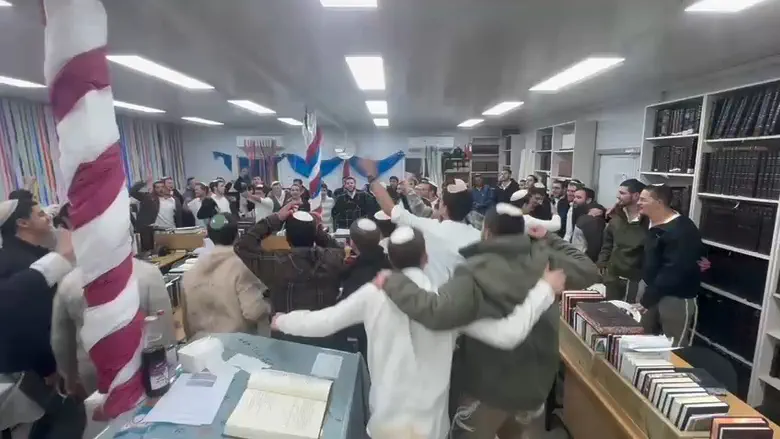 Yeshiva students break out dancing