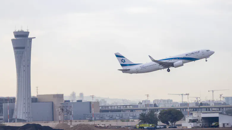 El Al plane goes airborne again just before landing