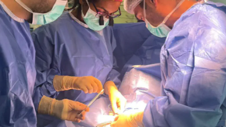 ניתוח חירום להצלת תינוקת תחת אזעקות