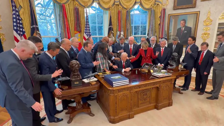 צפו: תפילה עבור הנשיא טראמפ בחדר הסגלגל