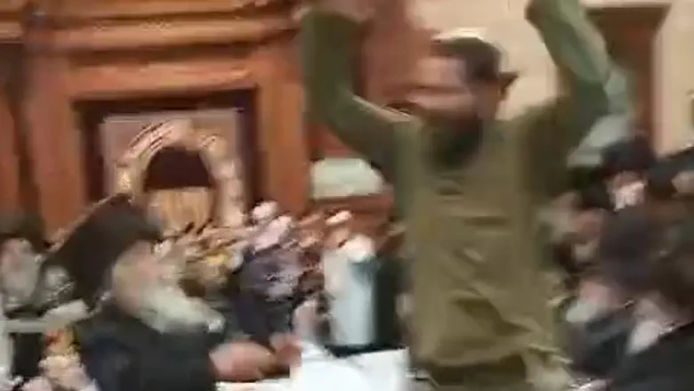 Soldier dances for hasidic rebbe, moves hasidim