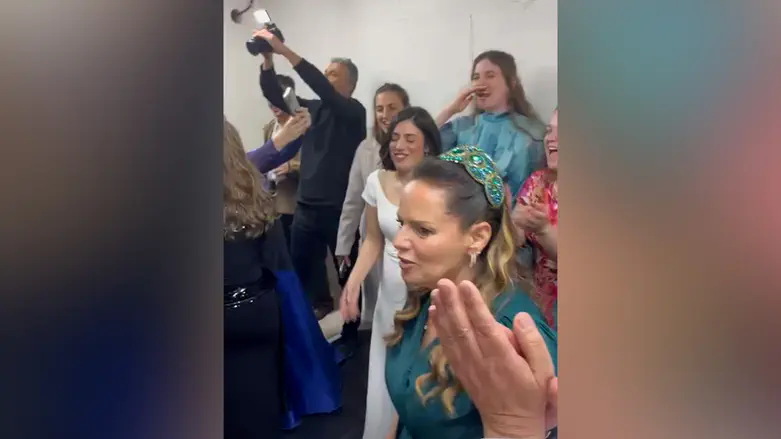 צילום מסך Watch: Wedding moves to bomb shelter - but dancing continues