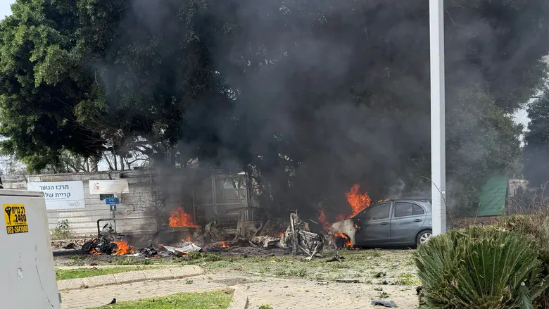 2 hurt in missile strike in Tel Aviv