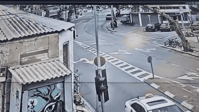 Момент прилёта ракеты по Тель-Авиву. Видео