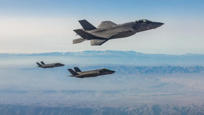 צילום: דובר צה"ל Israeli F-35 jets make their way to bomb Iran