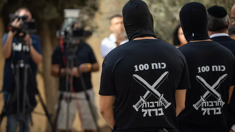 Force 100 soldiers return to the front