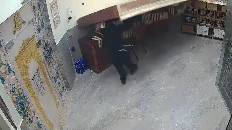 ארון הספרים קרס - המתפלל ניצל