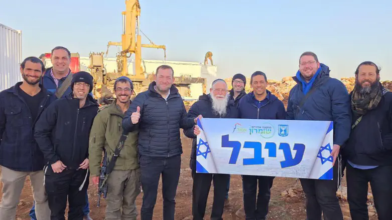 שומרון Раввин Леванон замыкает круг в поселении у горы Эйваль