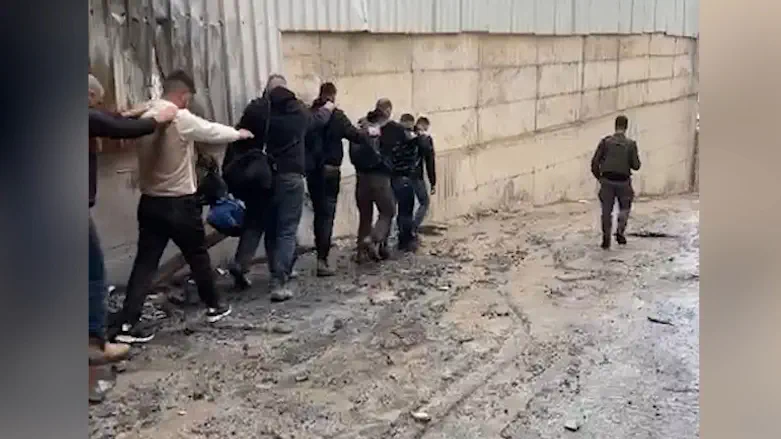 19 illegal Arab laborers caught crossing security fence