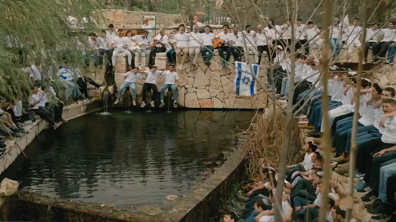 Студенты ешивы отдают дань памяти своей учительнице Люси Ди