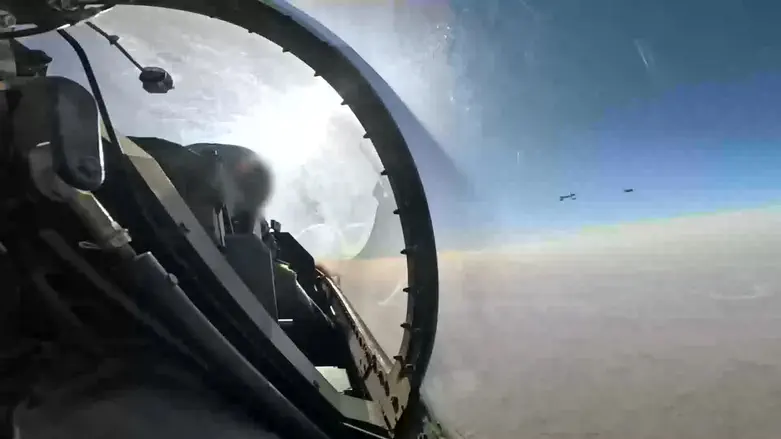 Footage from the cockpit: US refueling plane and Israeli fighter planes